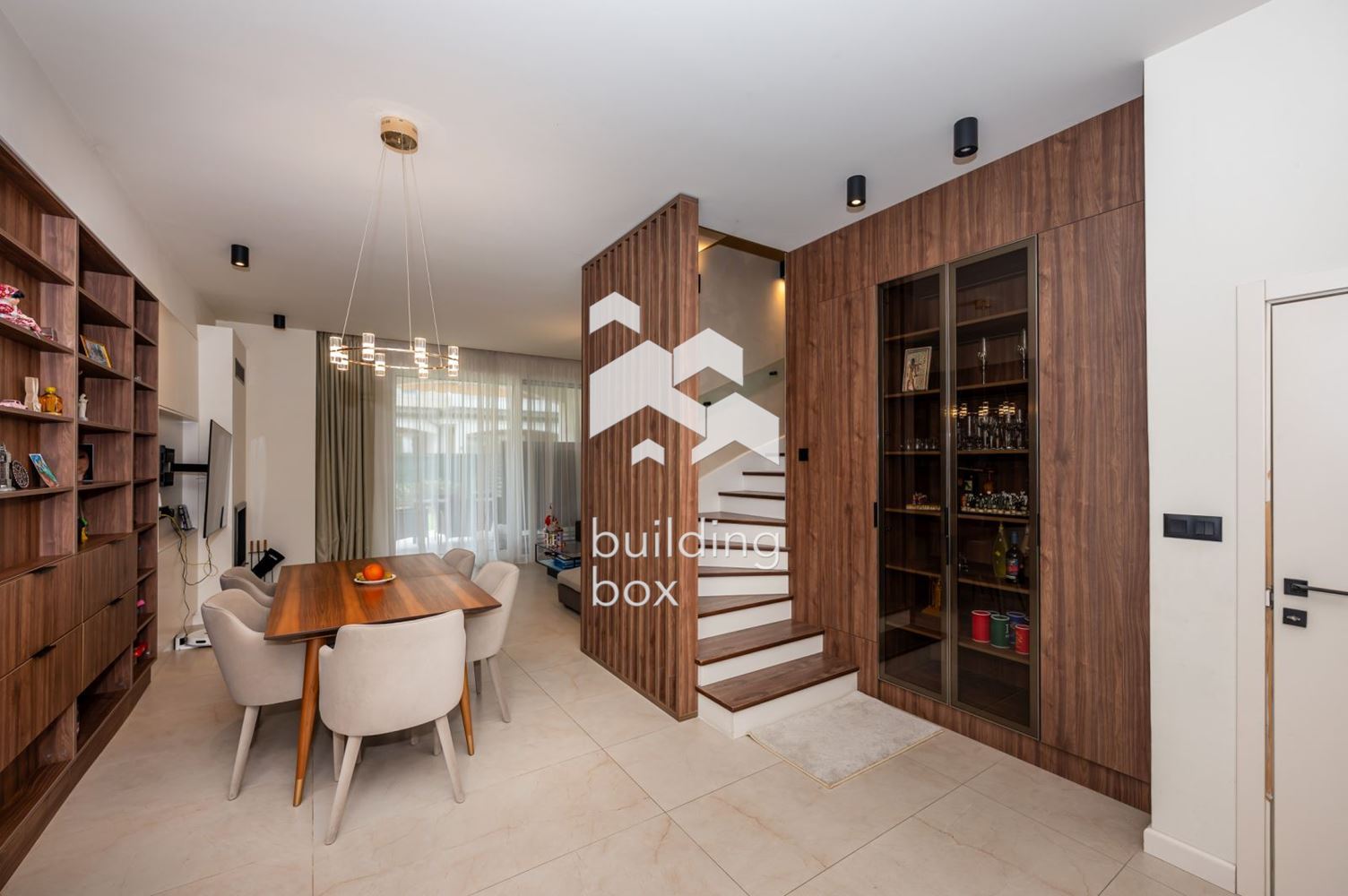 Триетажна луксозна къща в град Пловдив, кв. Остромила