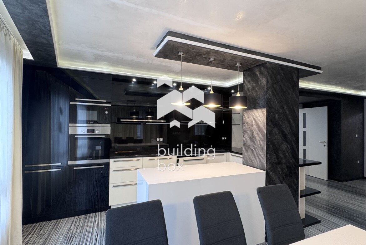 Тристаен луксозно обзаведен апартамент под наем - 0