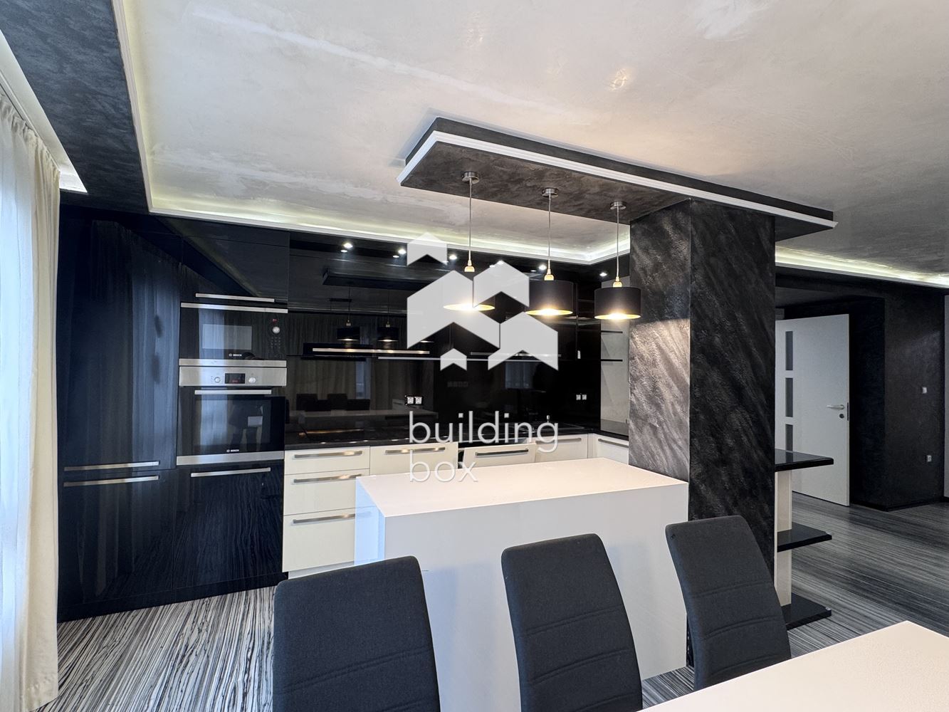 Тристаен луксозно обзаведен апартамент под наем