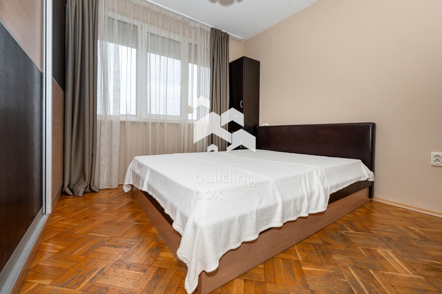 Апартамент с три отделни помещения срещу Съдебната палата - 0