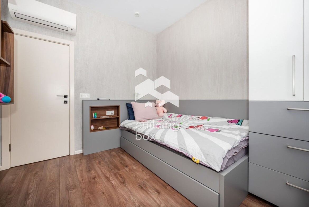 Триетажна луксозна къща в град Пловдив, кв. Остромила - 0