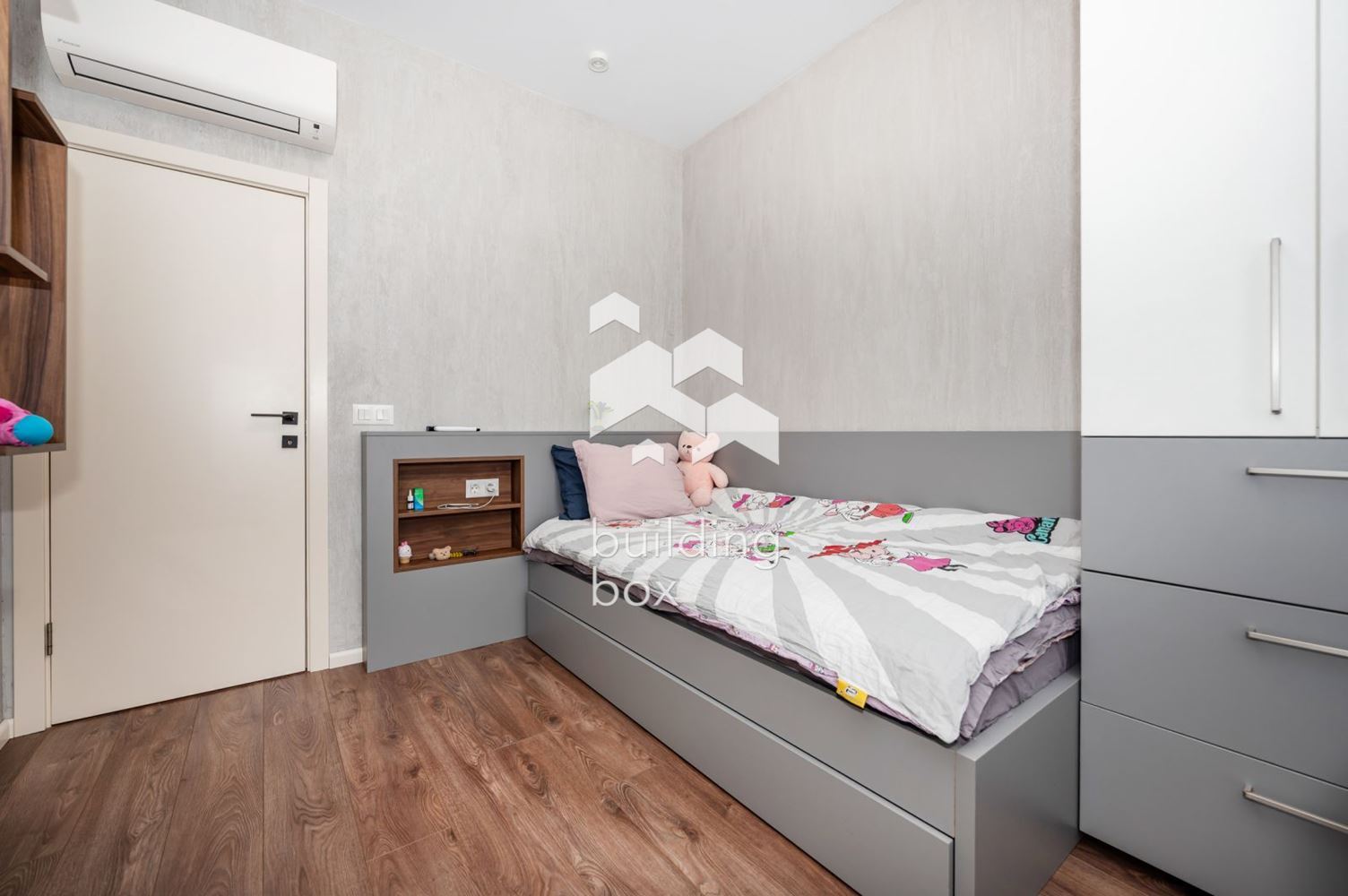 Триетажна луксозна къща в град Пловдив, кв. Остромила - 0