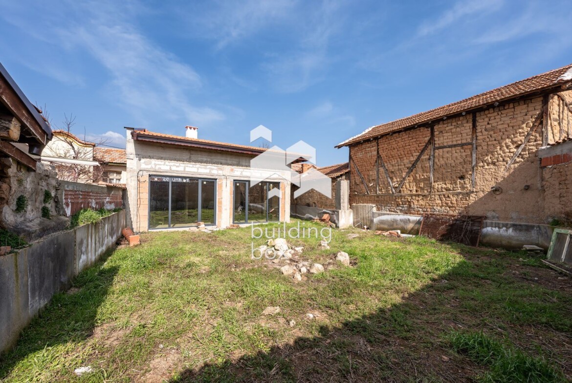 Еднофамилна къща в с. Старосел - 0