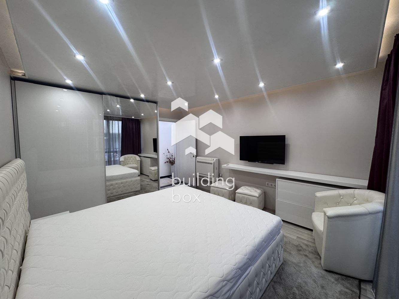 Тристаен луксозно обзаведен апартамент под наем - 0