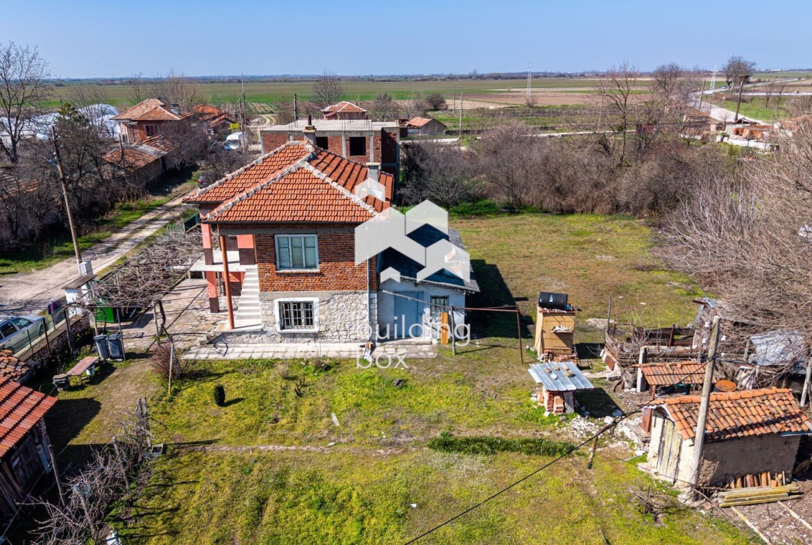 Фамилна къща с двор в с. Шишманци - 0