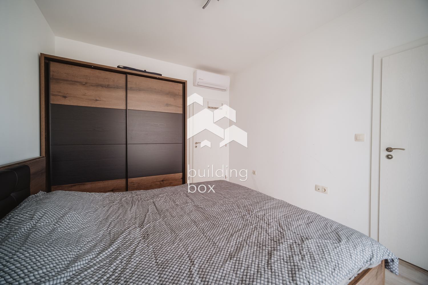 Тристаен обзаведен СИТИ ПАРК ЮГ - 0