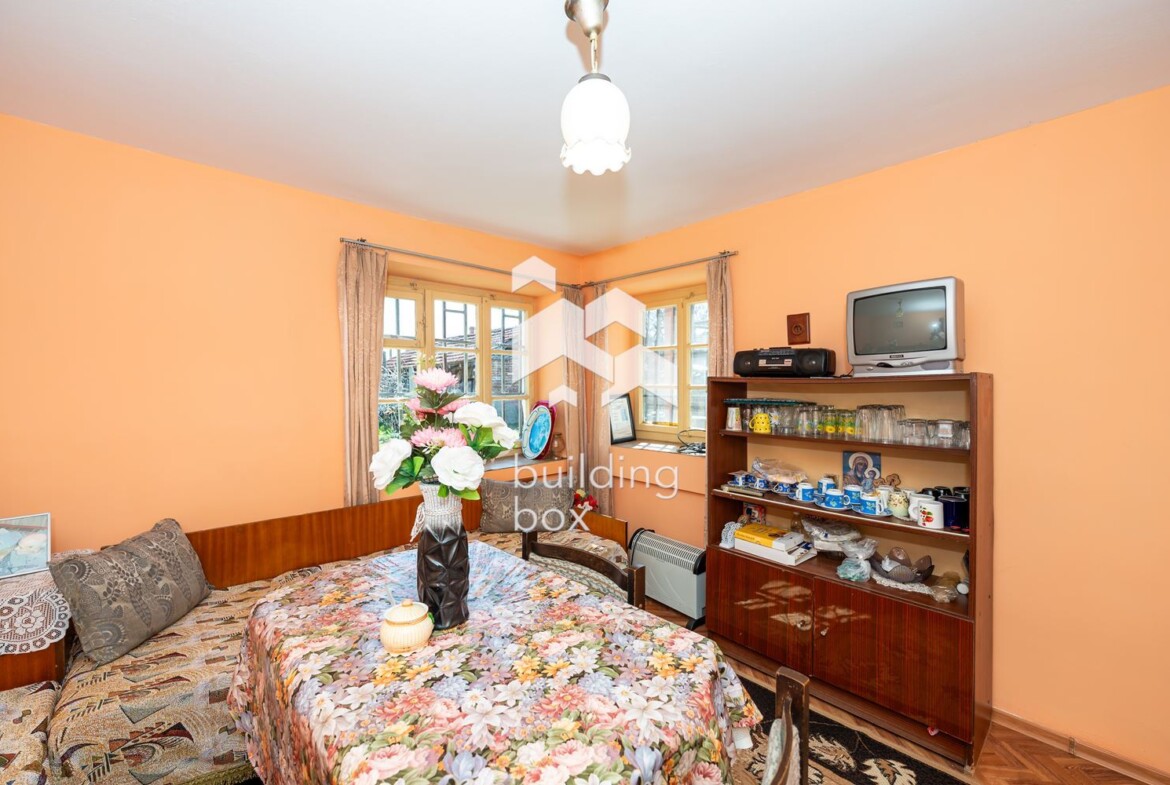 Фамилна къща с двор в с. Шишманци - 0