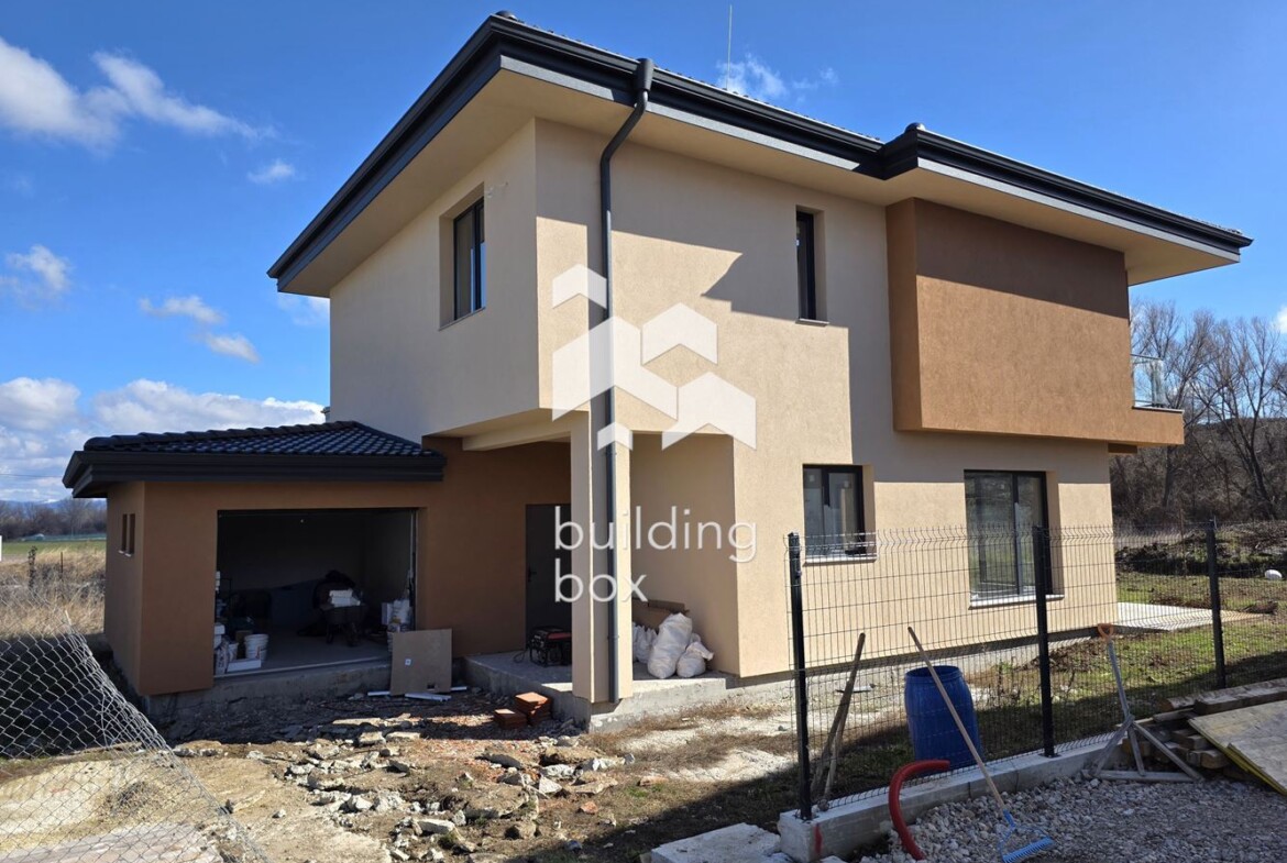 Качество! Простор с двор 600 кв.м.! Еднофамилна къща с Акт 16! - 0