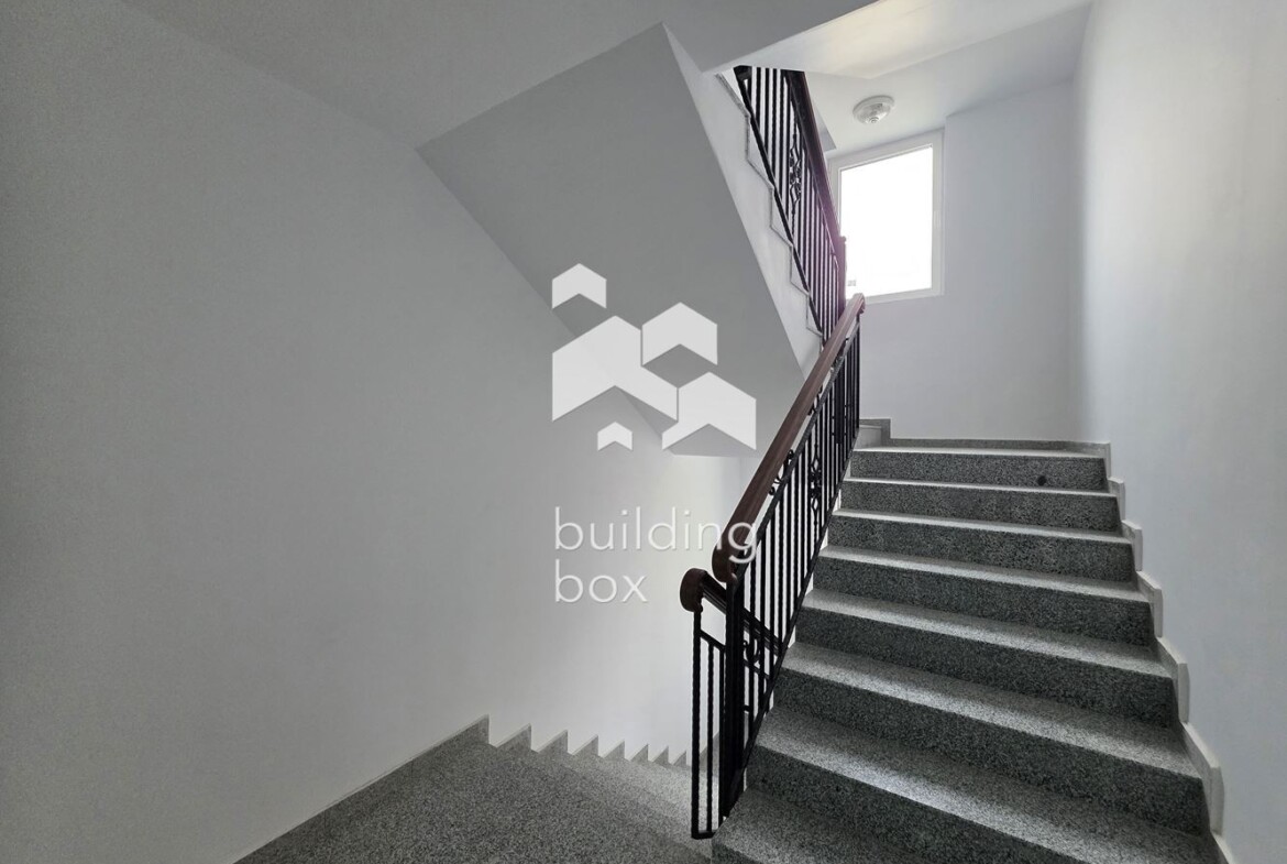 Тристаен апартамент - кв. Оборище - 0