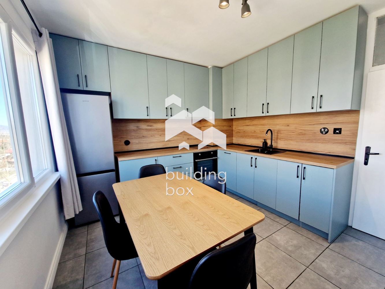 Просторен и светъл тристаен апартамент в кв. Модерно предградие