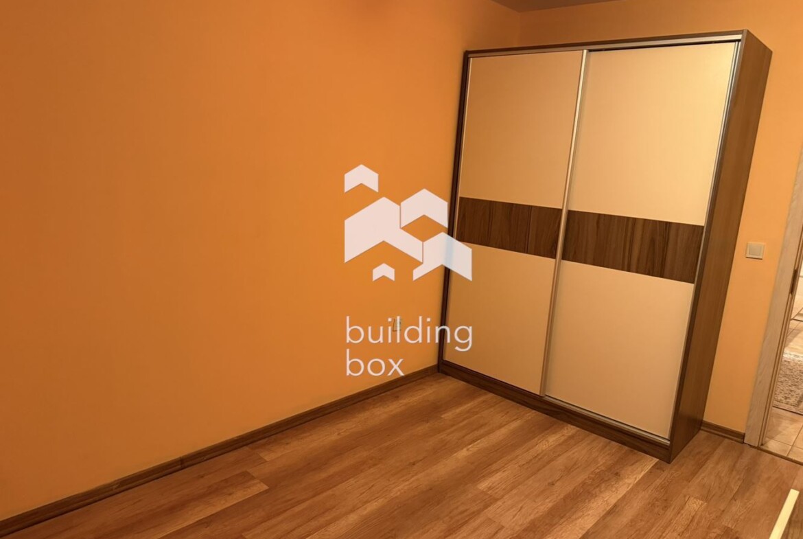 Маломерен Тристаен апартамент в Кръстова Вада - 0