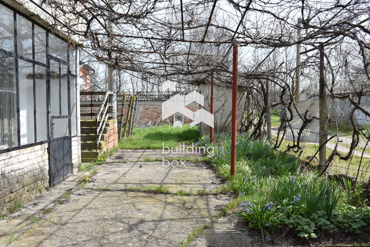 Двуетажна къща с гараж и двор 1110 м2 - 0