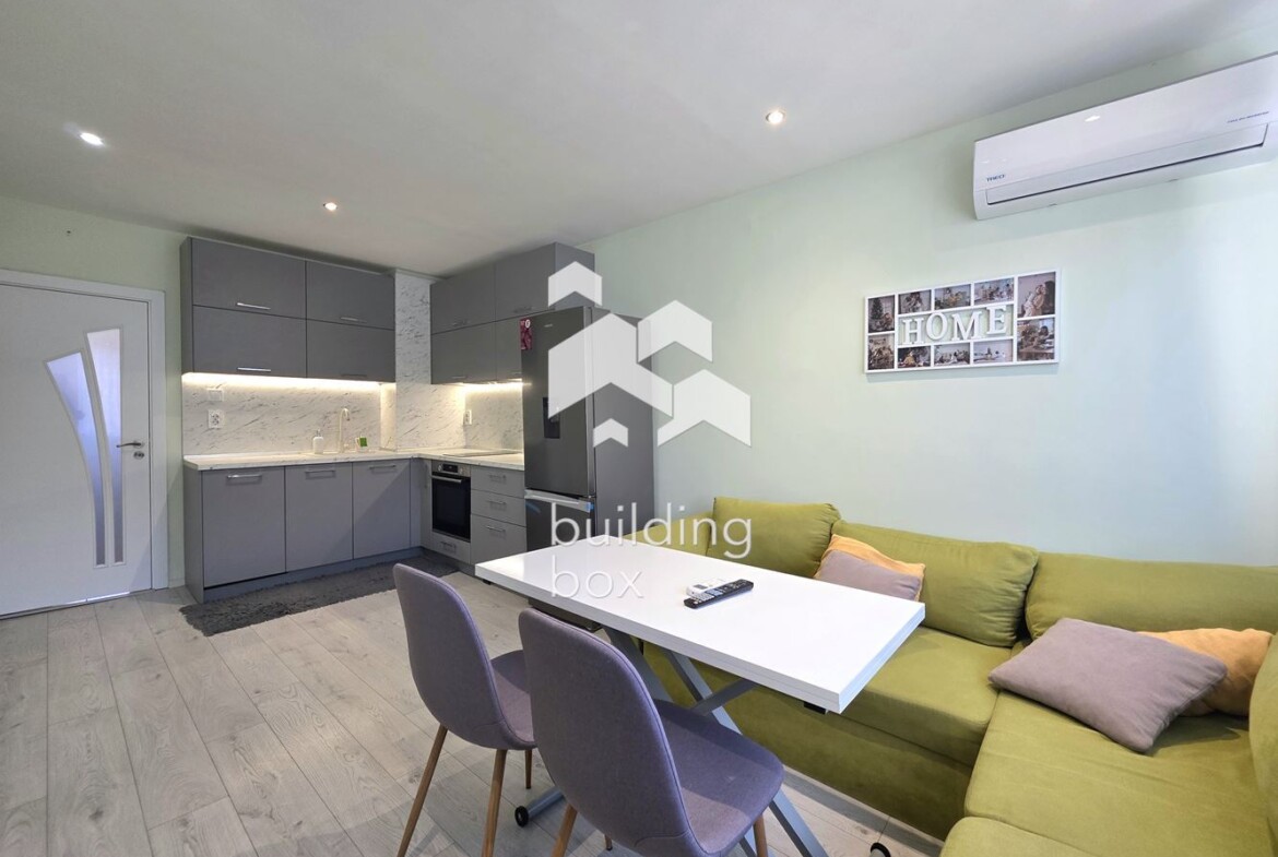 светъл тристаен апартамент - 0