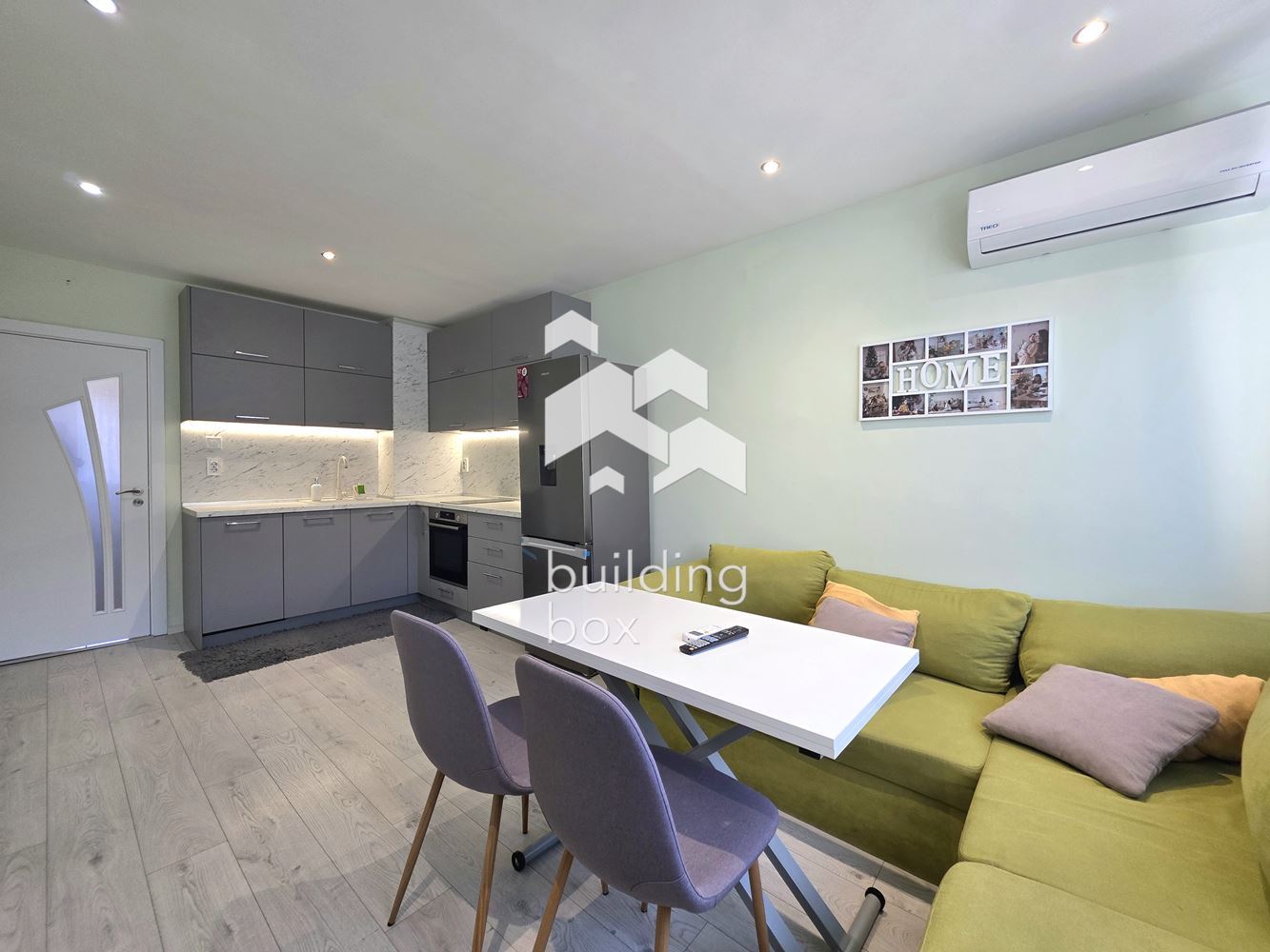 светъл тристаен апартамент