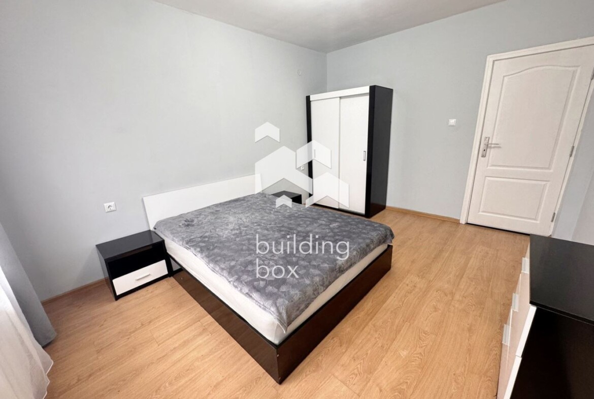 Просторен и светъл тристаен апартамент в кв. Оборище - 0