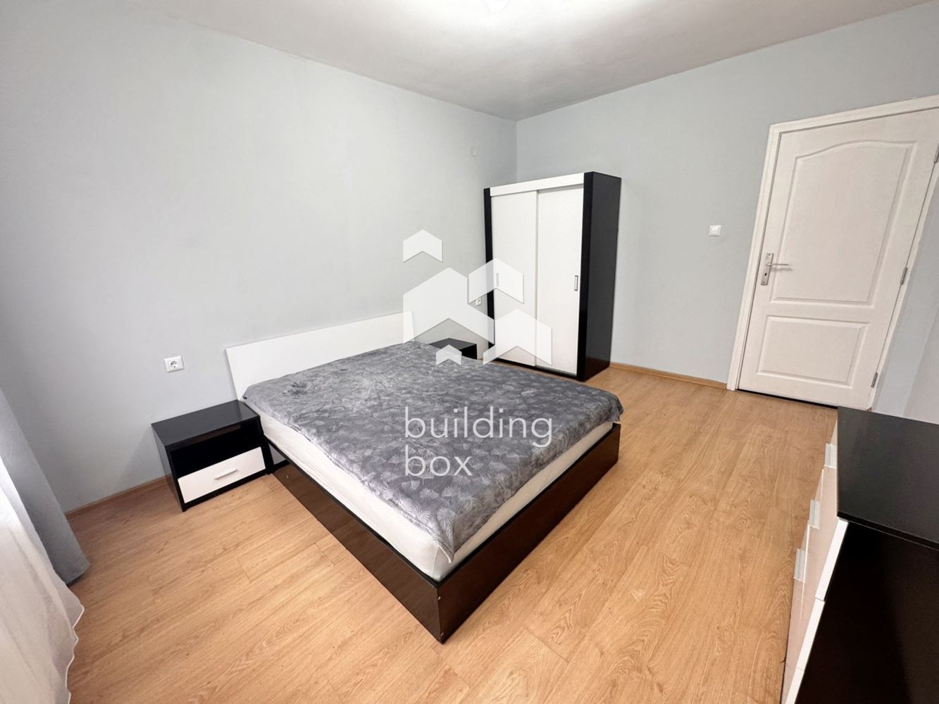 Просторен и светъл тристаен апартамент в кв. Оборище - 0