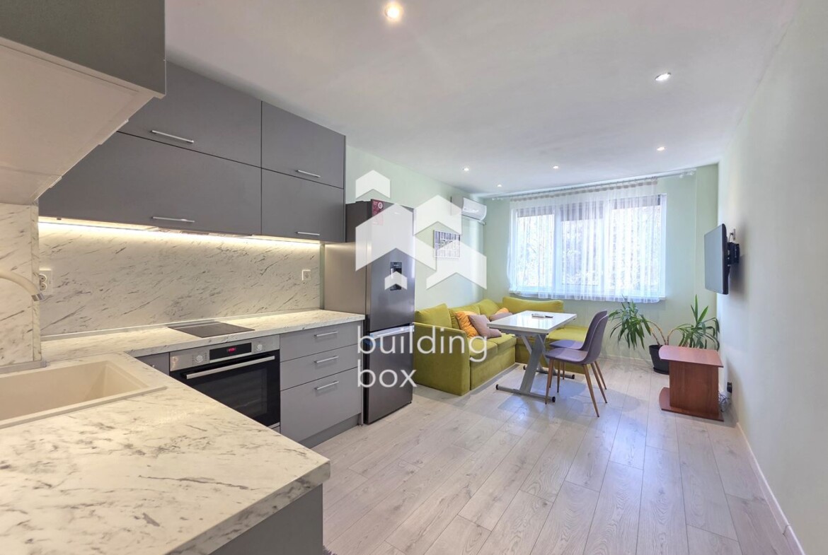 светъл тристаен апартамент - 0