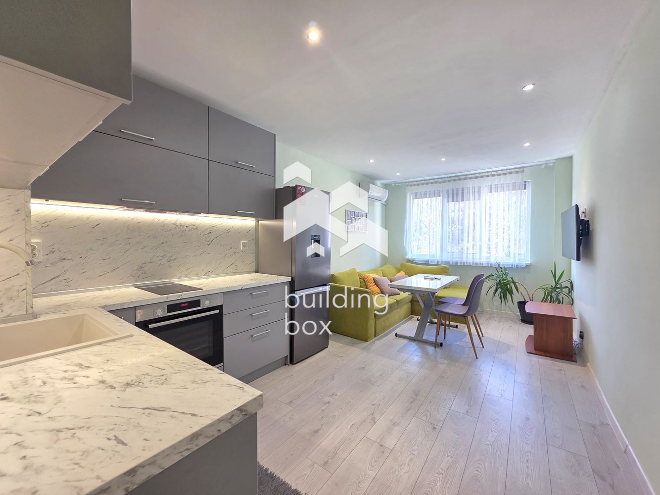 светъл тристаен апартамент - 0