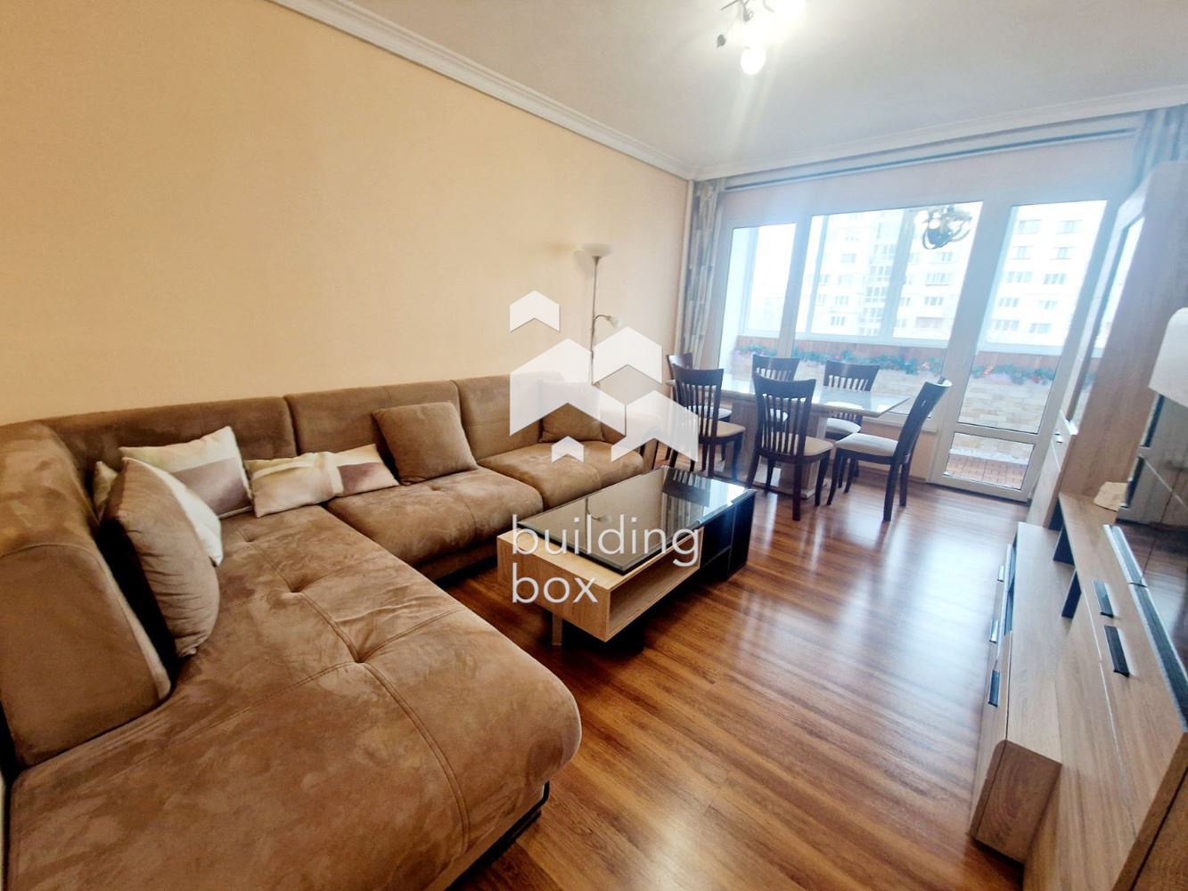 Просторен 2стаен апартамет в ж.к. Дружба 2