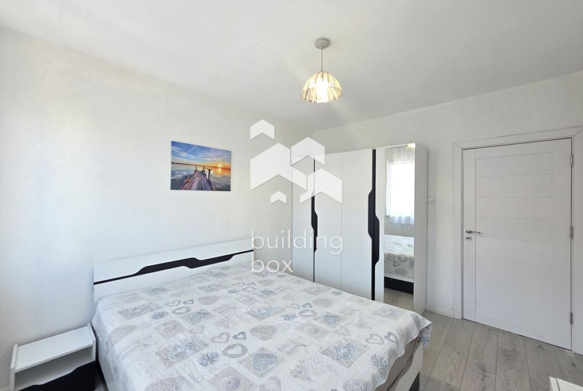 светъл тристаен апартамент - 0