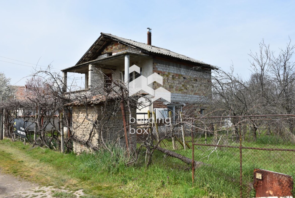 Двуетажна къща с гараж и двор 1110 м2 - 0