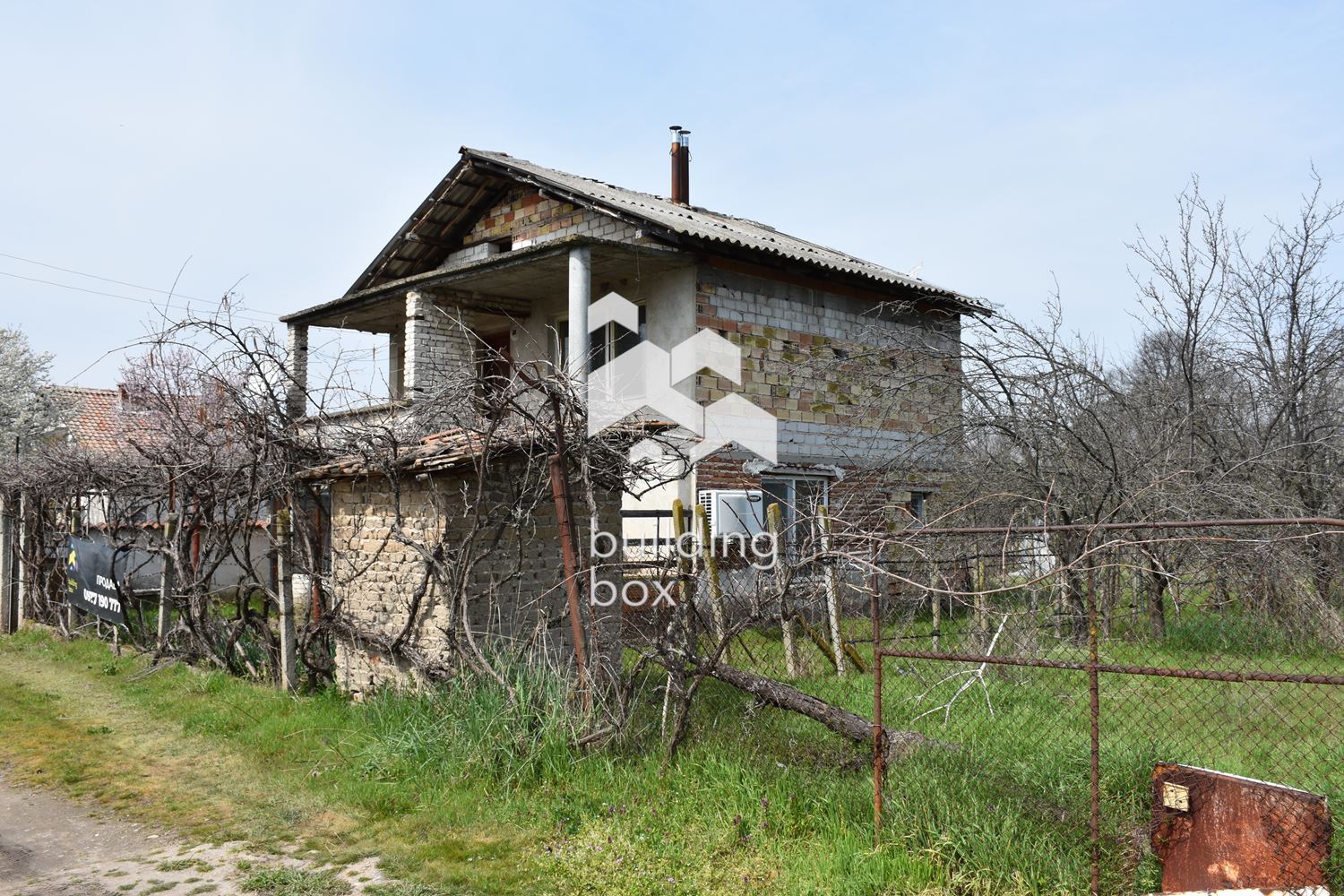 Двуетажна къща с гараж и двор 1110 м2 - 0