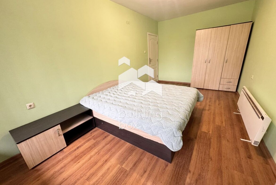 Просторен и светъл тристаен апартамент в кв. Оборище - 0