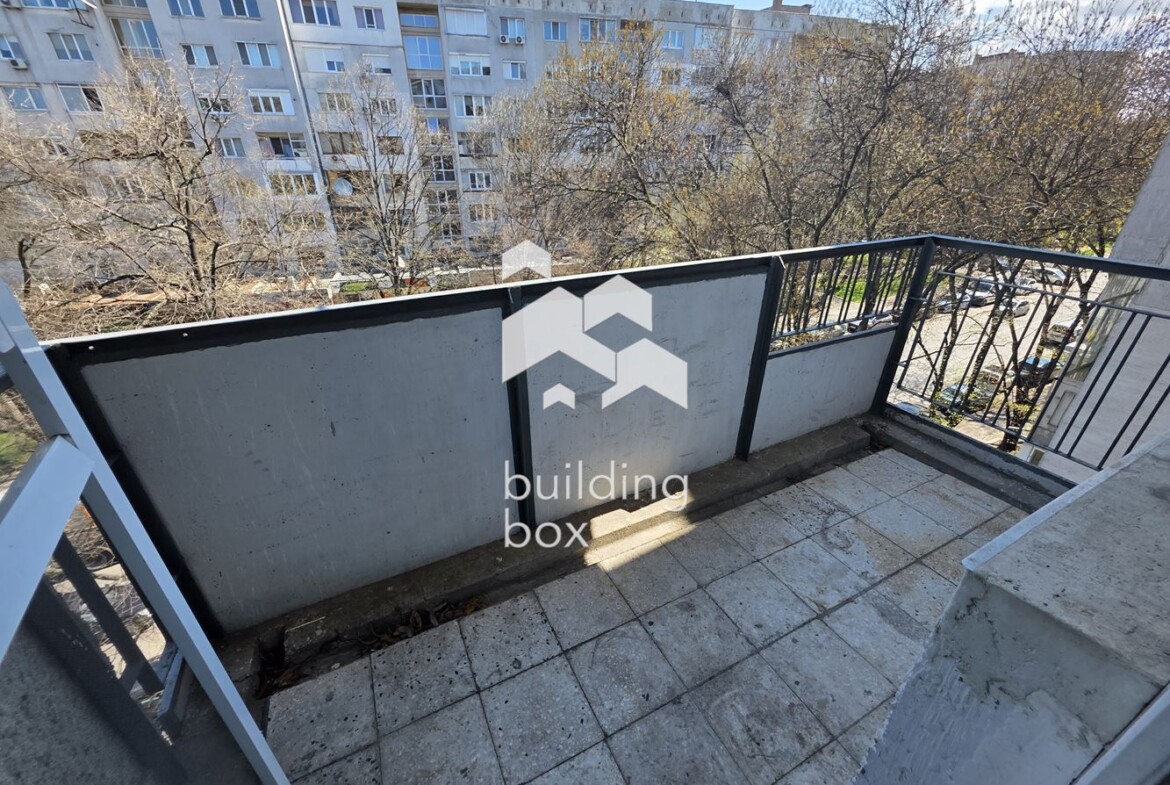 светъл тристаен апартамент - 0