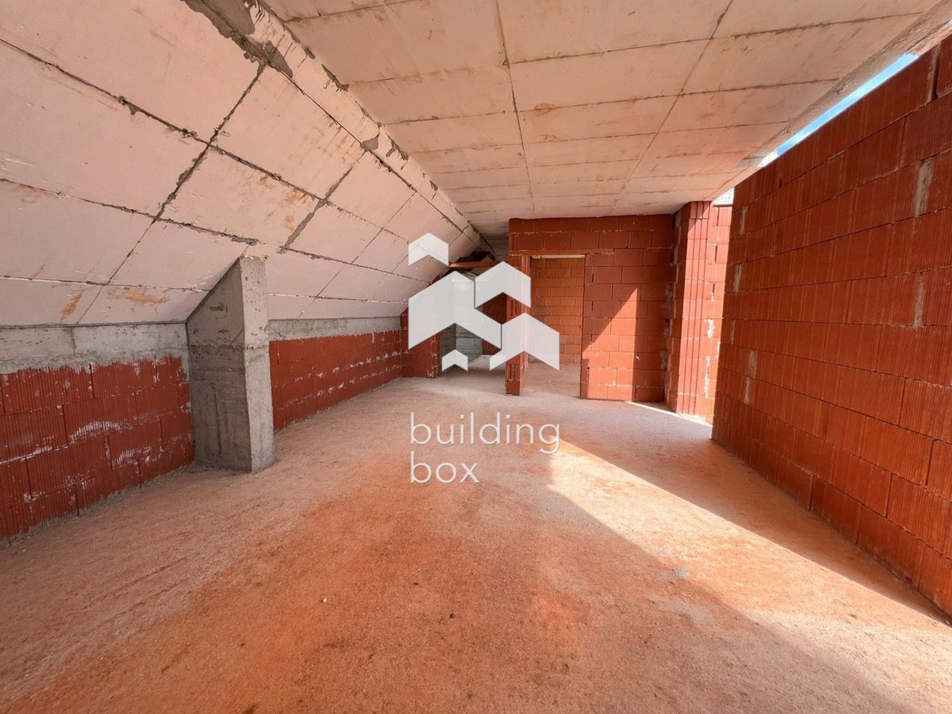 Двустаен апартамент в близост до Ритейл парка на ул. „Македония“ и парк „Белите брези“.