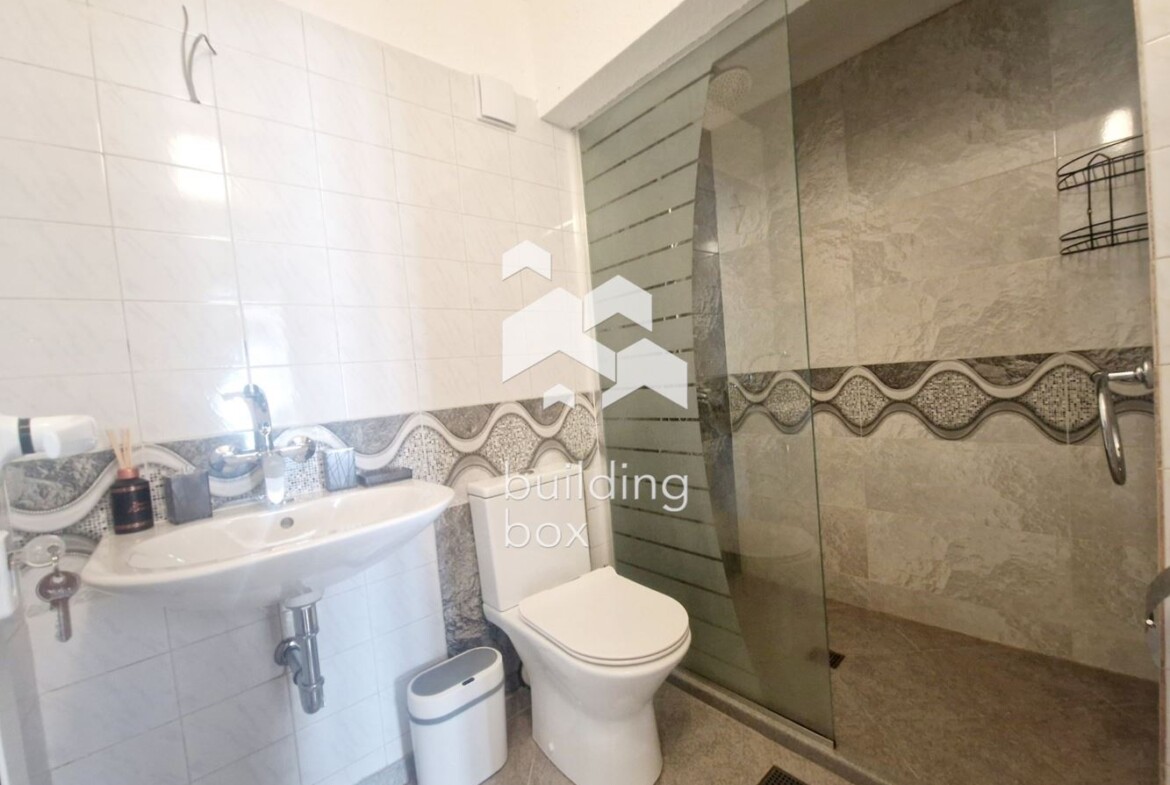 Просторен и светъл тристаен апартамент в кв. Банишора - 0