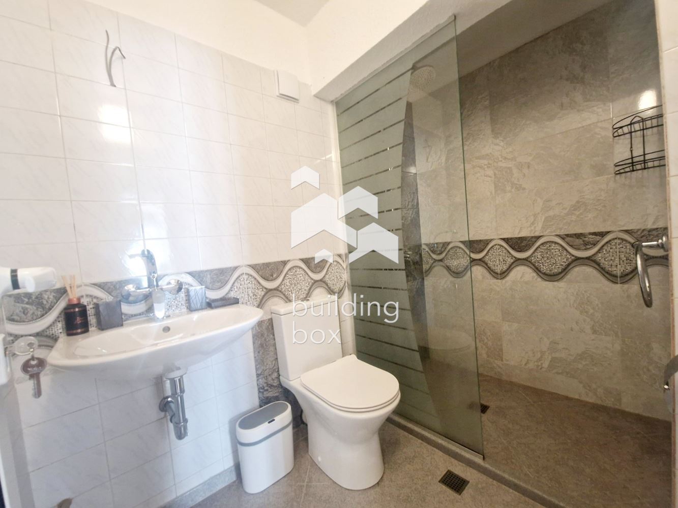 Просторен и светъл тристаен апартамент в кв. Банишора - 0