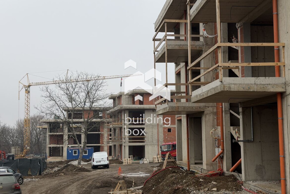 Двустаен апартамент със самостоятелен двор в близост до „Ринг Мол“ - 0