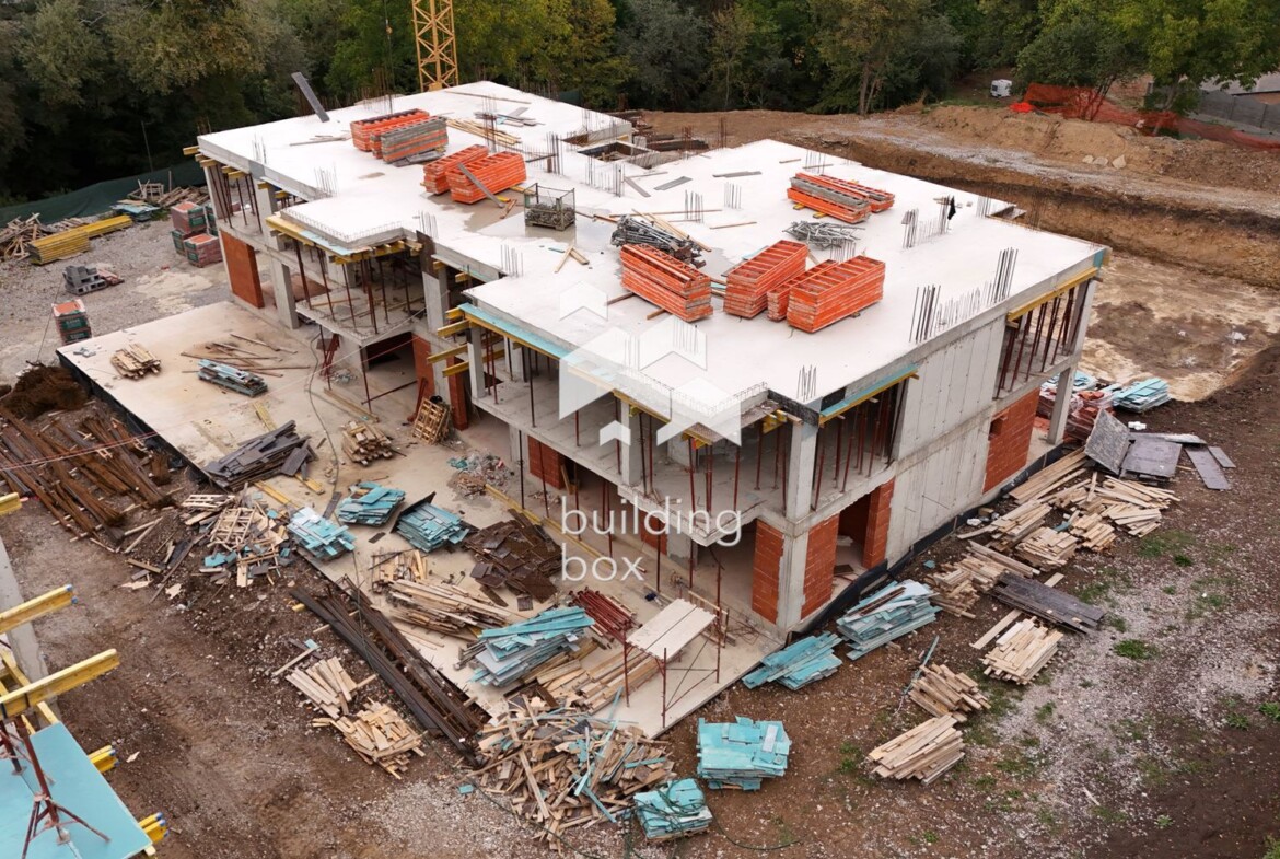 Двустаен апартамент със самостоятелен двор в близост до „Ринг Мол“ - 0