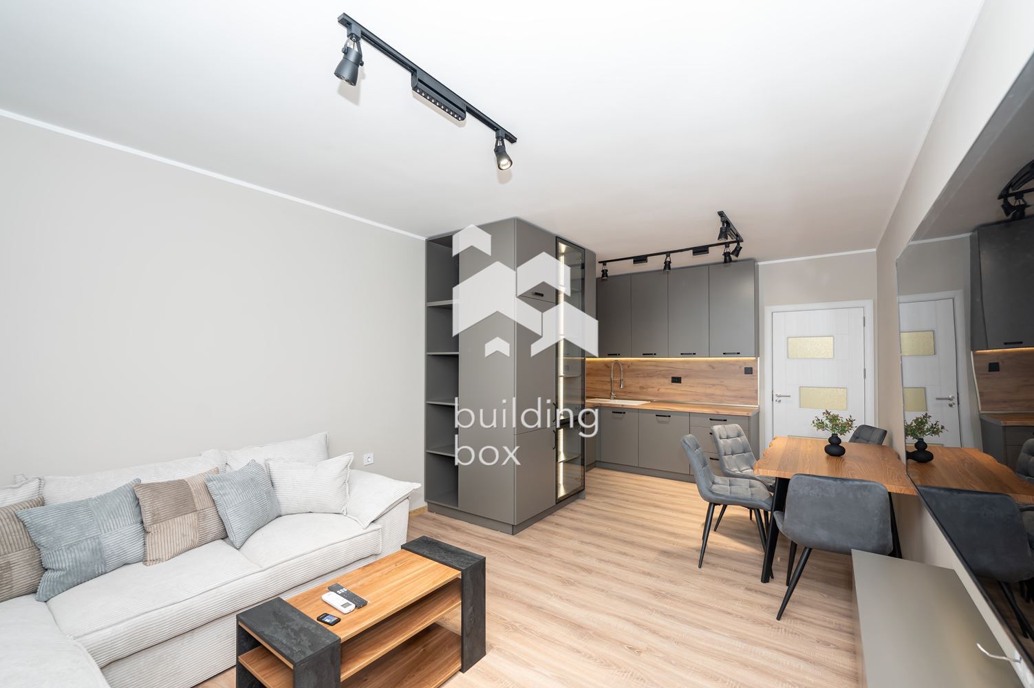 Обзаведен Тристаен апартамент – кв. “Тракия”