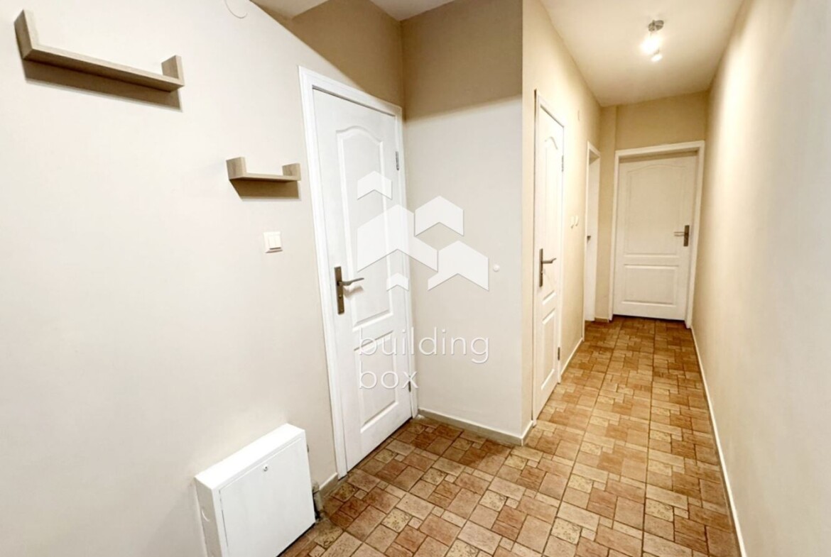 Просторен и светъл тристаен апартамент в кв. Оборище - 0