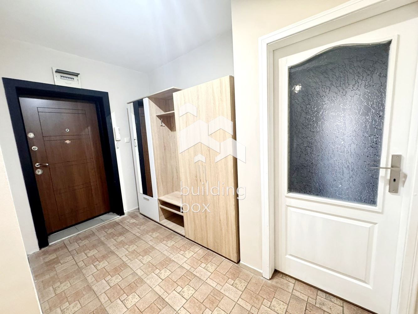 Просторен и светъл тристаен апартамент в кв. Оборище - 0