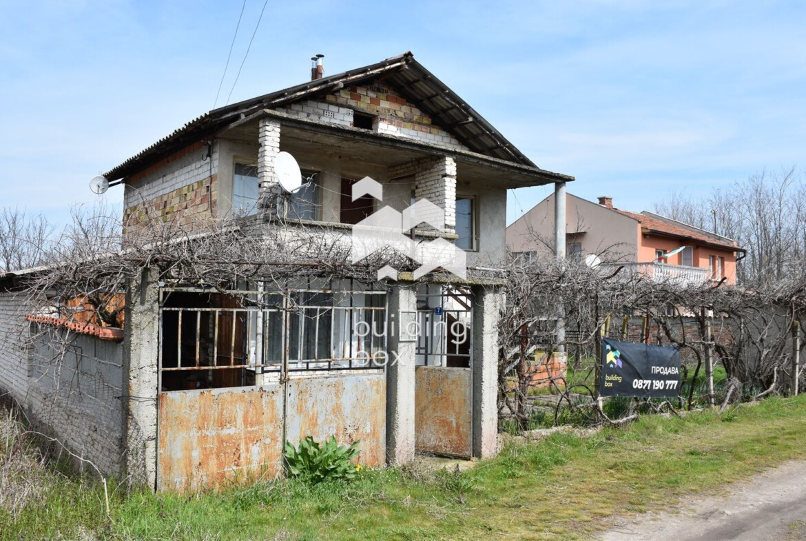 Двуетажна къща с гараж и двор 1110 м2 - 0