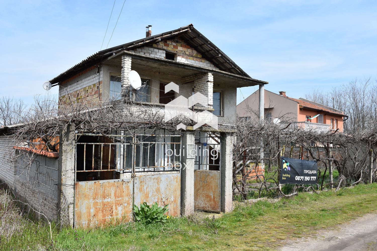 Двуетажна къща с гараж и двор 1110 м2