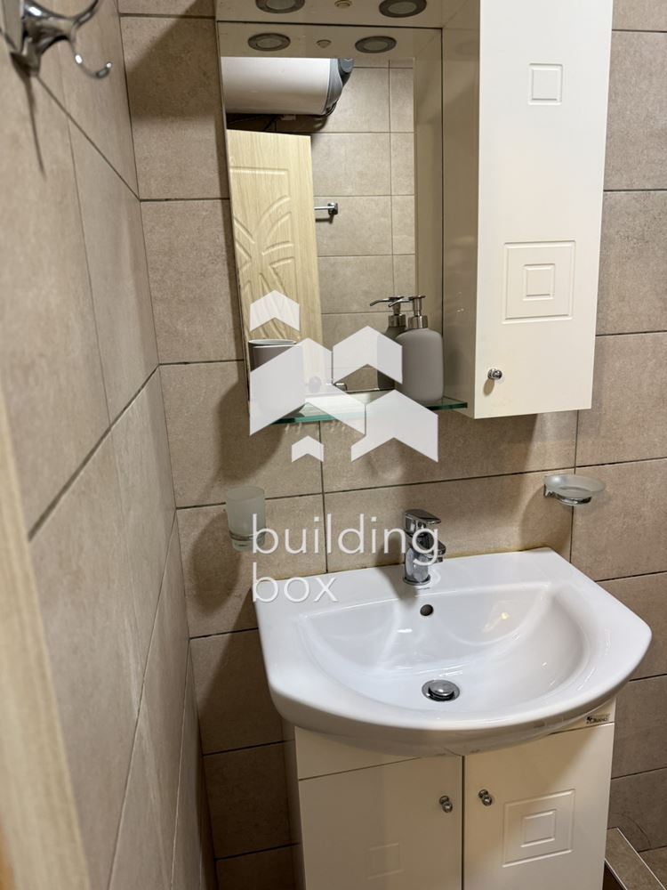 Маломерен Тристаен апартамент в Кръстова Вада - 0