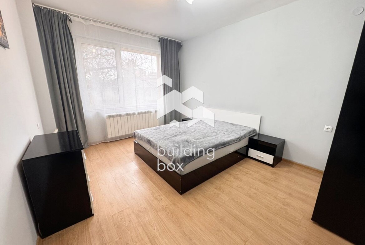 Просторен и светъл тристаен апартамент в кв. Оборище - 0