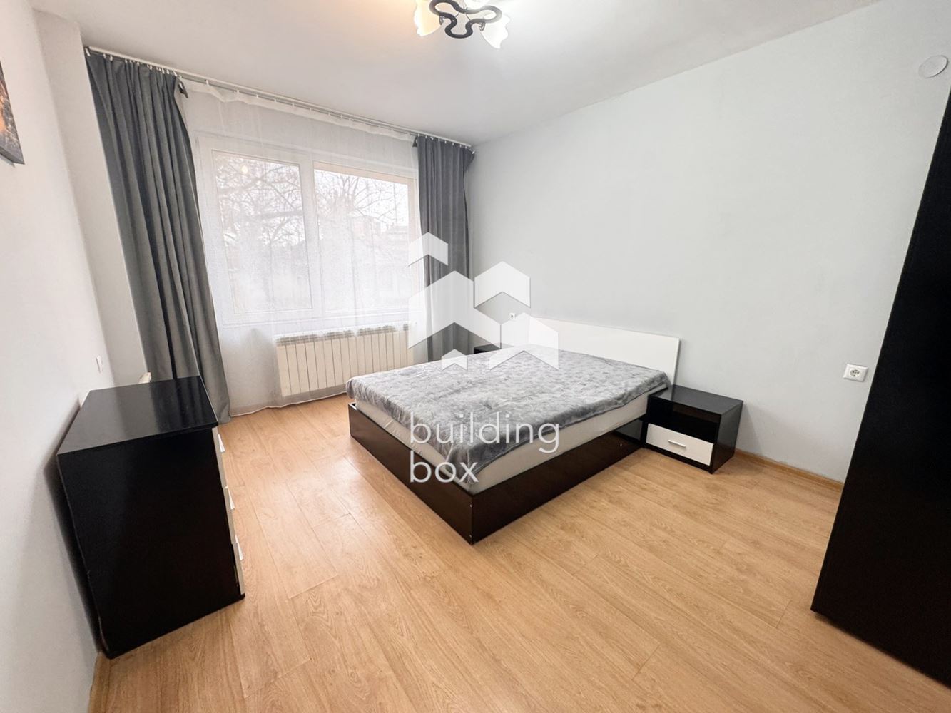 Просторен и светъл тристаен апартамент в кв. Оборище - 0