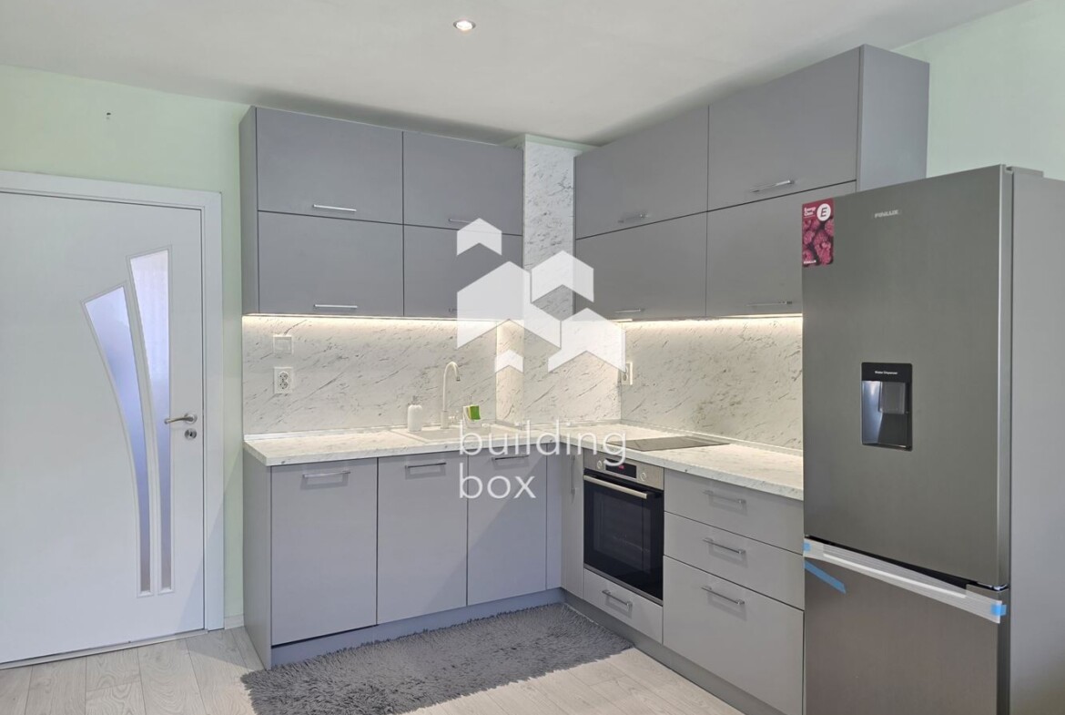 светъл тристаен апартамент - 0