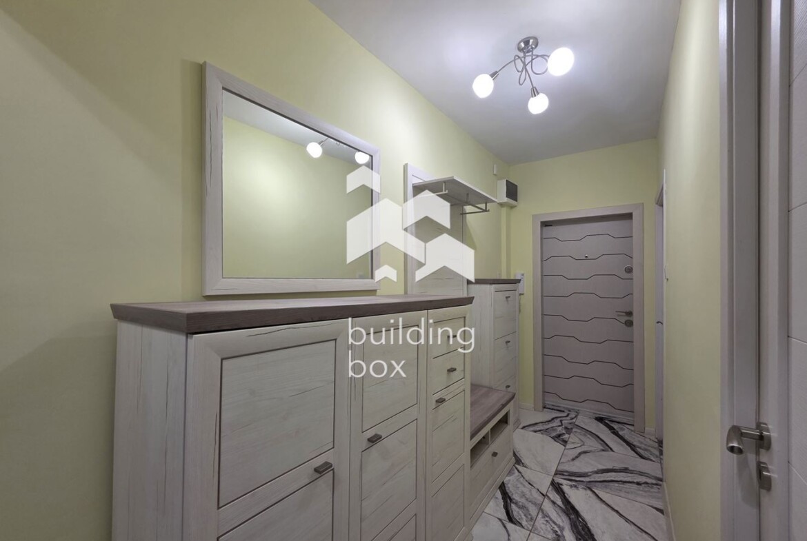 светъл тристаен апартамент - 0