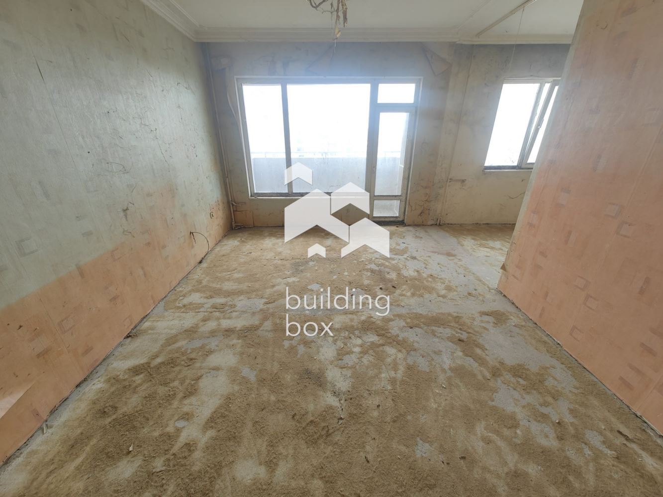 Тристаен саниран апартамент до Ефир 100