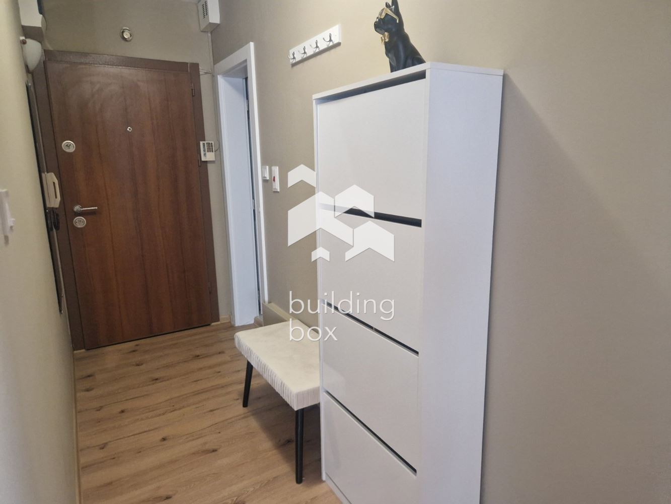 Просторен и светъл тристаен апартамент в кв. Банишора - 0