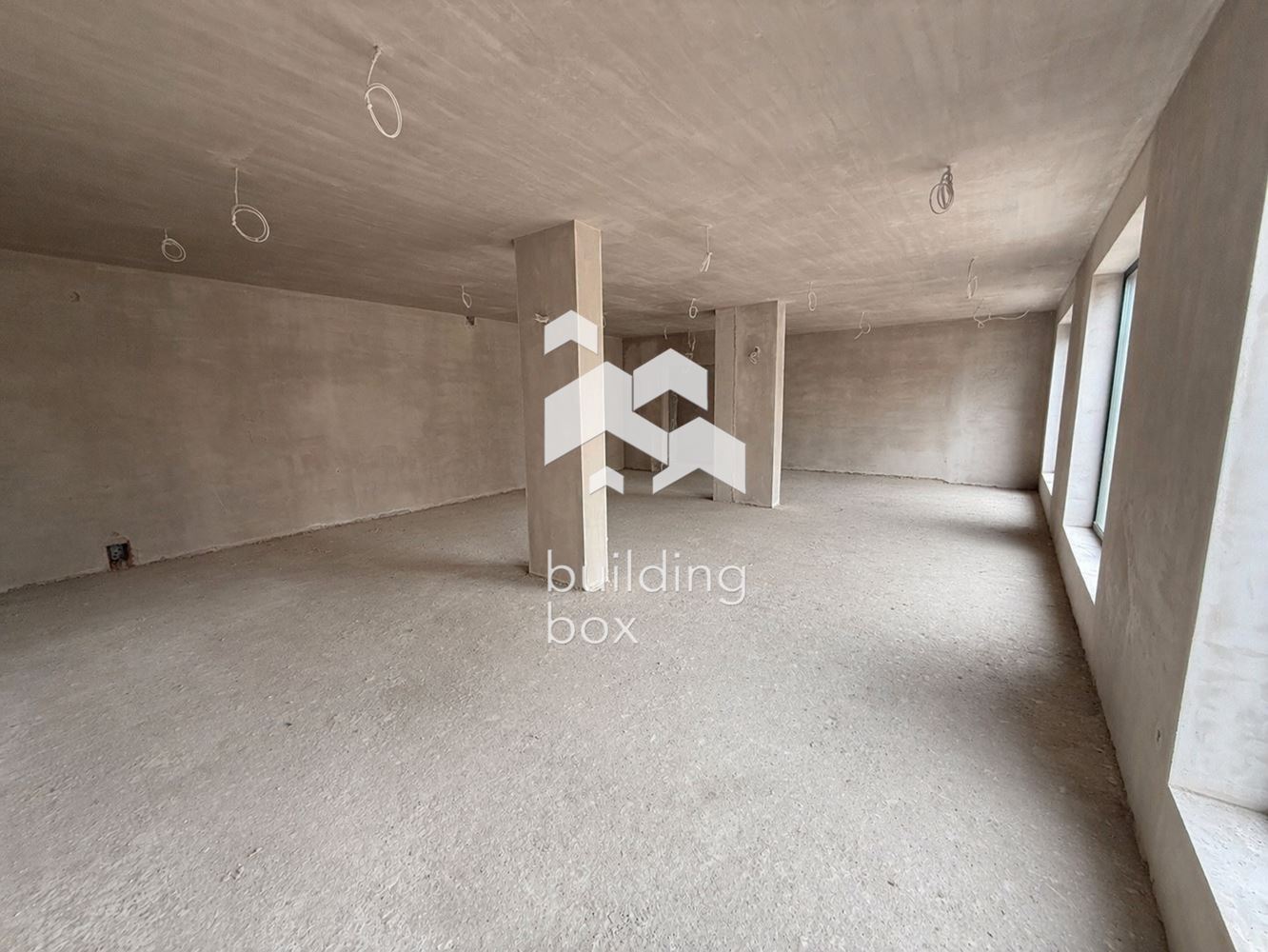 Помещение със статут на офис в кв. Дружба