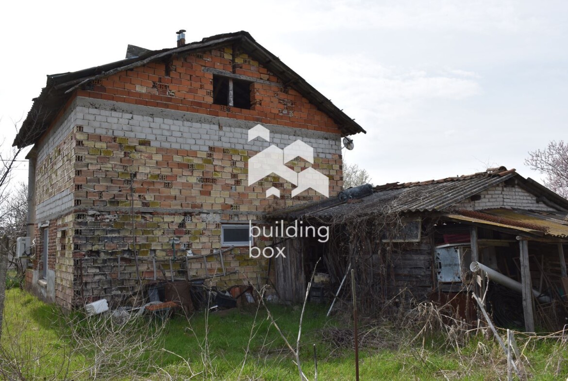 Двуетажна къща с гараж и двор 1110 м2 - 0