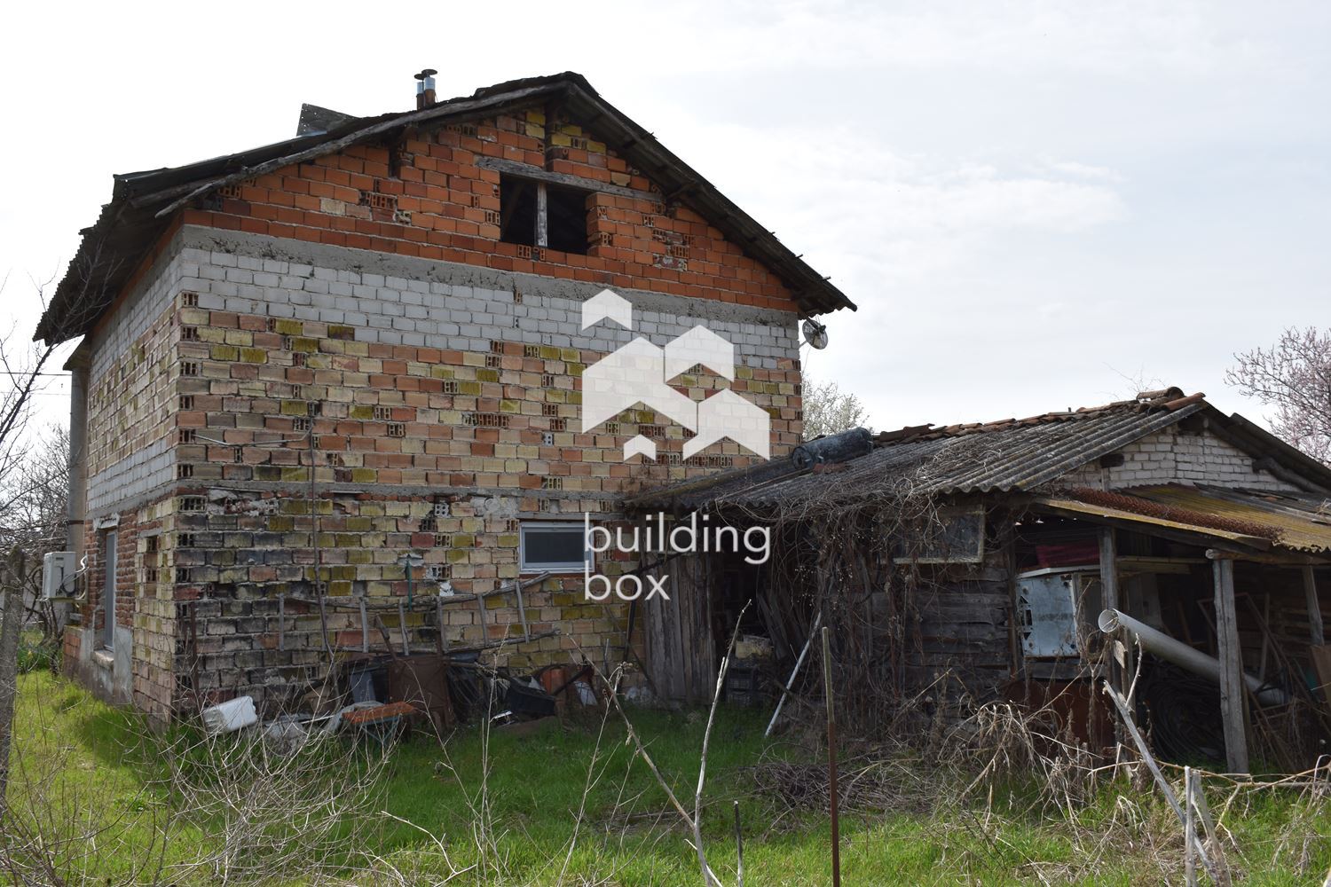 Двуетажна къща с гараж и двор 1110 м2 - 0