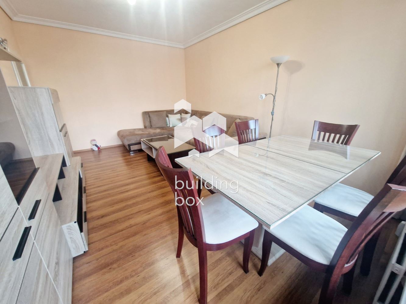 Просторен 2стаен апартамет в ж.к. Дружба 2 - 0