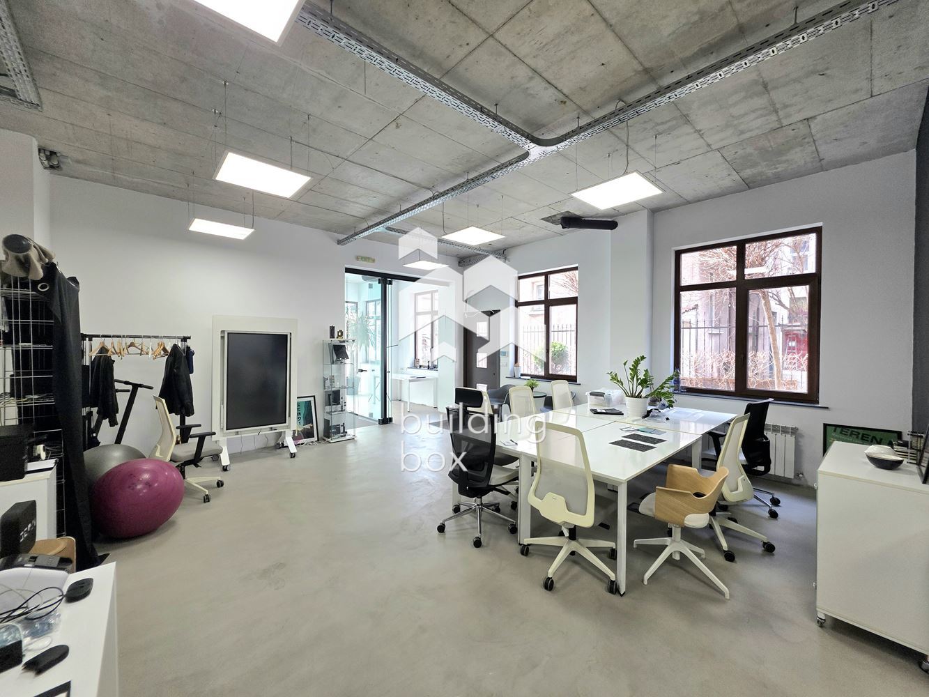 Офис със склад и паркомясто в идеален център – кв. Яворов